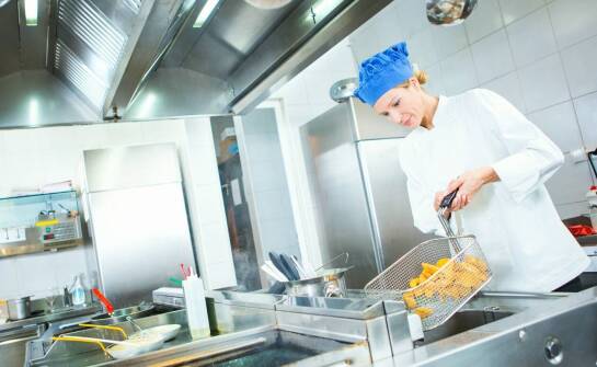 Jak transport odpadów wpływa na czystość w gastronomicznej branży?