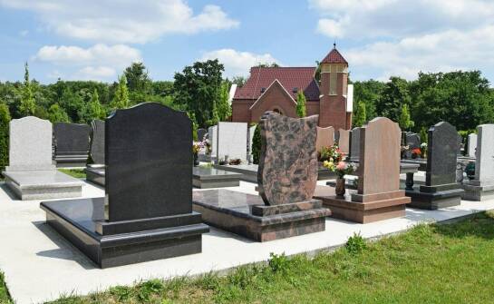 Jakie motywy przyrodnicze są często wybierane na podlaskie nagrobki?