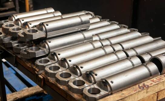 Jakie są główne wyzwania w projektowaniu hydraulicznych siłowników dla różnych zastosowań?