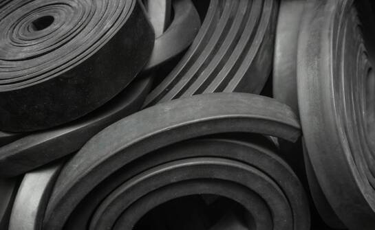 Uszczelnienia łodzi – jakie materiały najlepiej sprawdzają się w trudnych warunkach?