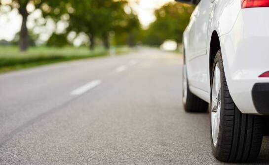 Znaczenie nauki ruszania z miejsca na wzniesieniu dla przyszłych kierowców.