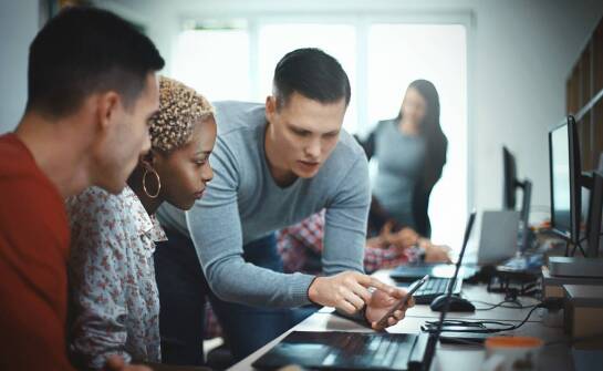 Jak programy do zarządzania dokumentami wspierają współpracę między partnerami?