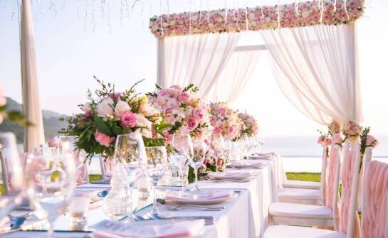 Jakie udogodnienia mogą zaoferować weselne namioty podczas uroczystości?