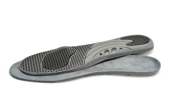 Wkładki do roboczych butów a wsparcie dla osób z ortopedycznymi problemami