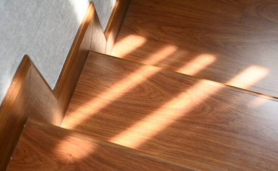 Nowoczesne techniki montażu drewnianych schodów – co warto wiedzieć?