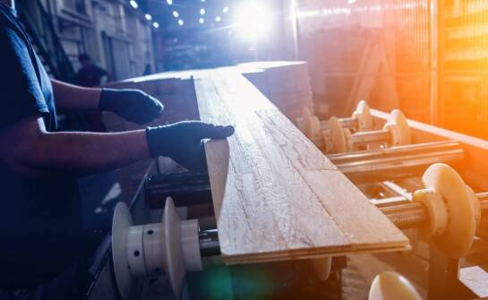 Jak transport i instalacja wpływają na wydajność nowo zakupionych okleiniarek do drewna?