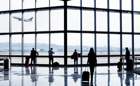 Jakie są opcje spędzenia czasu oczekiwania na lotnisku w Łodzi?