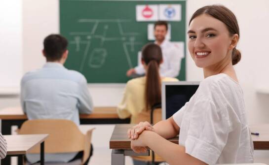 Jakie są korzyści z odbycia lekcji doszkalających przed zdaniem egzaminu na kategorię B?