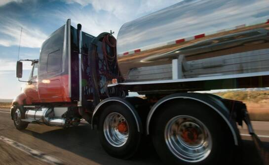 Oklejanie naczep a ochrona przed warunkami atmosferycznymi – zalety tego rozwiązania