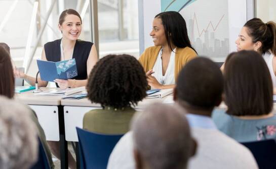 Jakie motywacyjne techniki można stosować w programach poleceń dla pracowników?