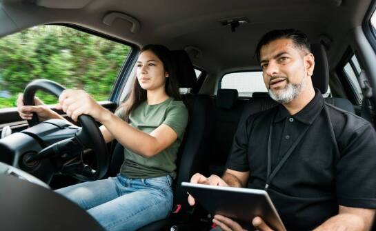 Jak Ośrodek Szkolenia Kierowców Luzik integruje nowoczesne technologie w procesie nauki jazdy?