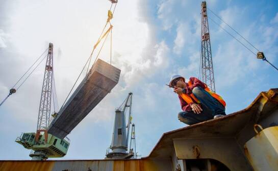 Kluczowe wyzwania logistyczne przy transporcie stalowych elementów konstrukcji