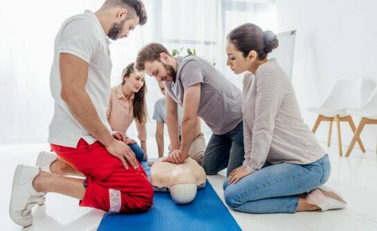 Szkolenia z pierwszej pomocy: jak przygotowuje pracowników na sytuacje awaryjne?