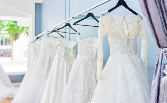 Suknie ślubne w różnych stylach – jak dobrać odpowiednią do własnego gustu?