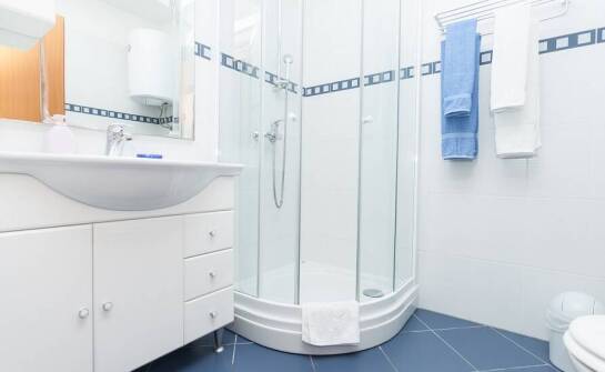 Jak wybrać idealną kabinę półokrągłą dla małej łazienki?