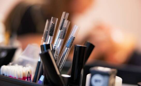 Jakie materiały są wykorzystywane w liftingu bezoperacyjnym biustu?