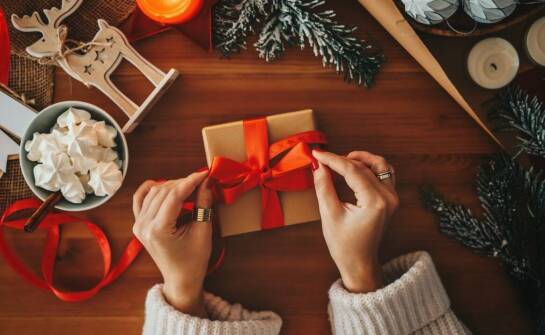 Rola dedykacji w tworzeniu osobistych prezentów dla dziadka i babci