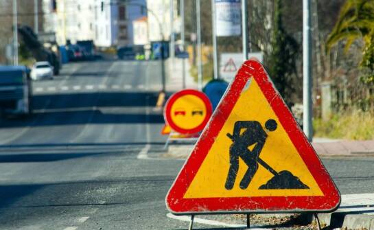 Jak znak B31 wspiera organizację ruchu wokół edukacyjnych placówek?