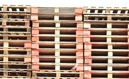 Jakie korzyści przynoszą skrzynki do pomidorów w transporcie produktów rolnych?