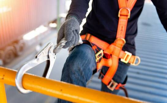 Bezpieczeństwo użytkowania rozsuwanych aluminiowych drabin w środowisku przemysłowym
