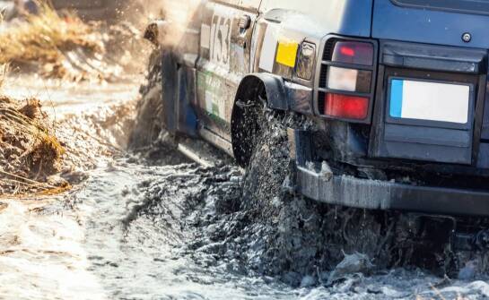 Jakie czynniki wpływają na wydajność antybłotnych mat w różnych warunkach?