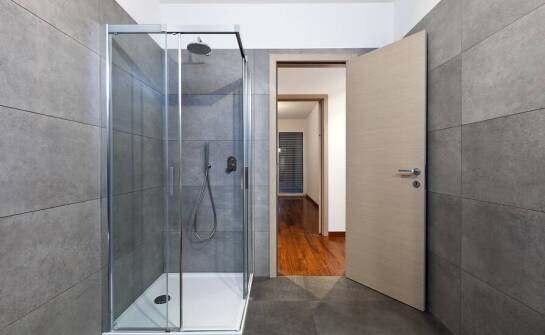 Różnorodność stylów i materiałów w kabinach kwadratowych