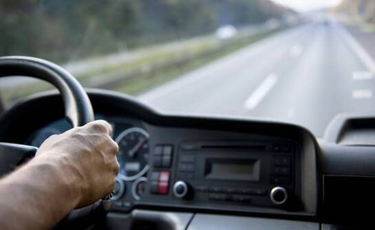 Przewodnik po kursach dla kierowców zawodowych: od kwalifikacji wstępnych do szkoleń okresowych