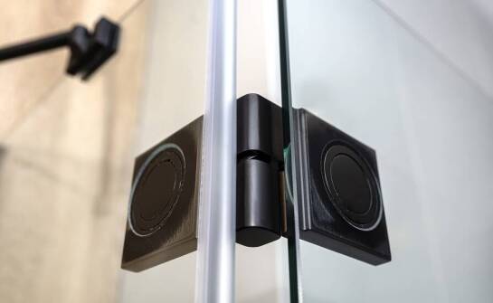 Jak dobrać odpowiednie mocowania do paneli szklanych?