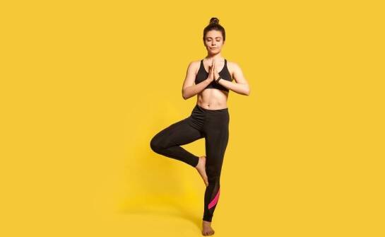 Jakie wzory i kolory są modne w spodniach treningowych damskich na ten sezon?