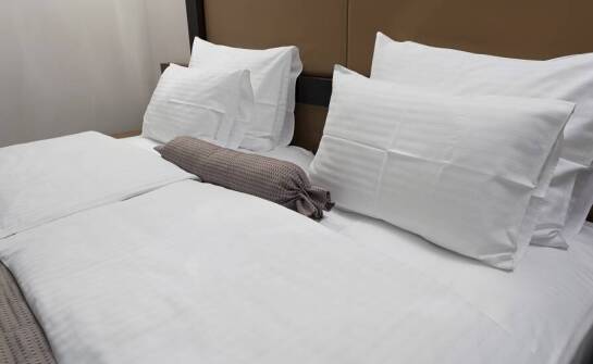 Jak kołdry hotelowe wpływają na jakość powietrza w pokoju?