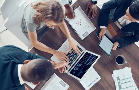 Kluczowe korzyści z comiesięcznej optymalizacji mediowej strategii