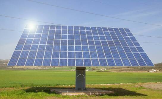 Jak 100-watowy panel słoneczny wspiera przenośne magazyny energii?