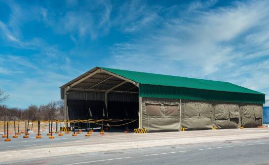 Jakie wyzwania stawia przed projektantami budowa strzelnic o dużym zasięgu?