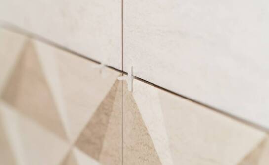 Wpływ detali w drewnianych drzwiach na ich funkcjonalność i estetykę – propozycje producenta z Opola