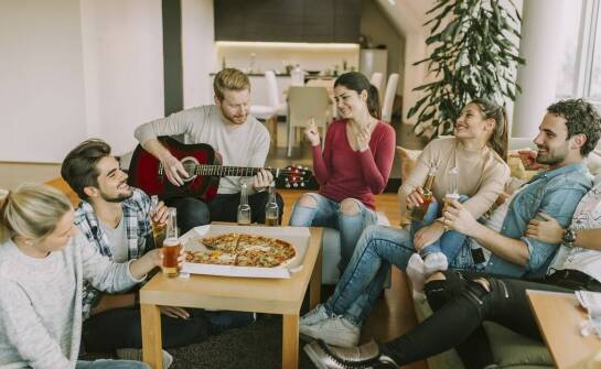 Jakie są najlepsze sposoby na poznawanie nowych ludzi w naszym hostelu?