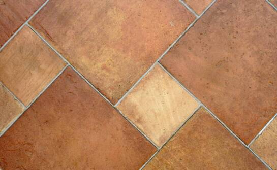 Porównanie terakoty i glazury – co wybrać do taniej łazienki?