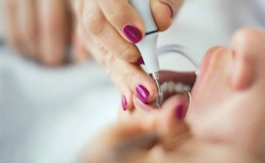 Jak skaling zębów wpływa na zdrowie zębów i dziąseł?