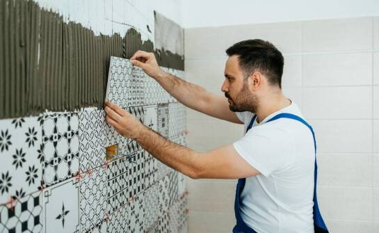 Zalety zlecenia remontu łazienki profesjonalnej firmie.