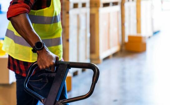 Wynajem widłowych wózków a czas realizacji magazynowych projektów