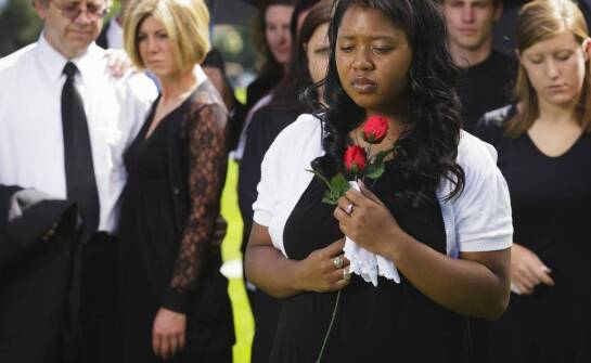 Organizacja stypy po ceremonii pogrzebowej: usługi pogrzebowego zakładu