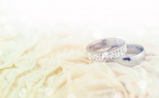Białe złoto w ślubnych obrączkach: co sprawia, że jest tak wyjątkowe?