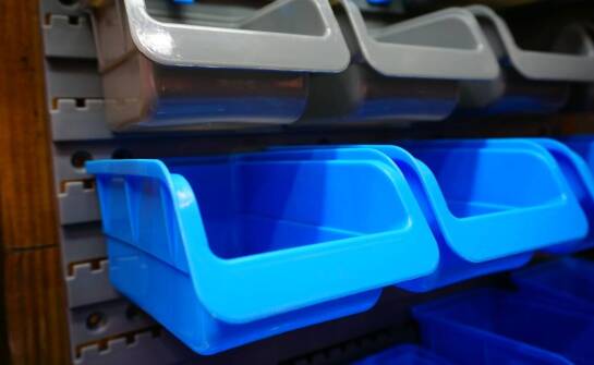 Stacjonarne regały – jakie materiały zapewniają trwałość i wytrzymałość?