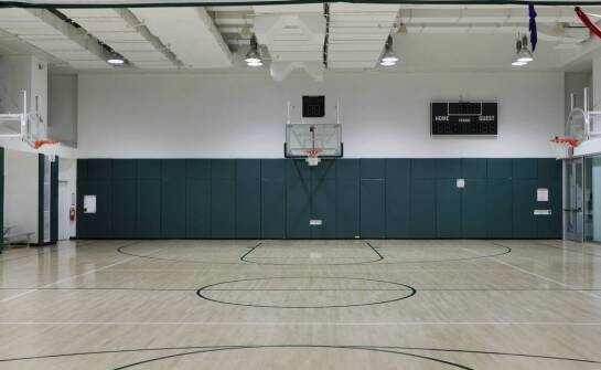 Jak wybrać odpowiedni kosz do gry w koszykówkę dla początkujących zawodników?