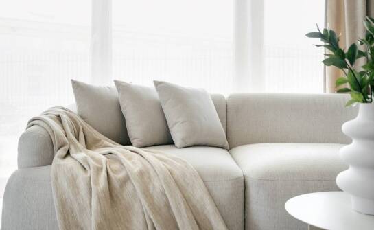 Jak rozkładany narożnik z materacem wpływa na komfort snu?