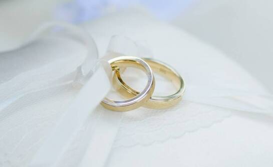 Klasyczne ślubne złote obrączki – dlaczego warto postawić na ponadczasowość?