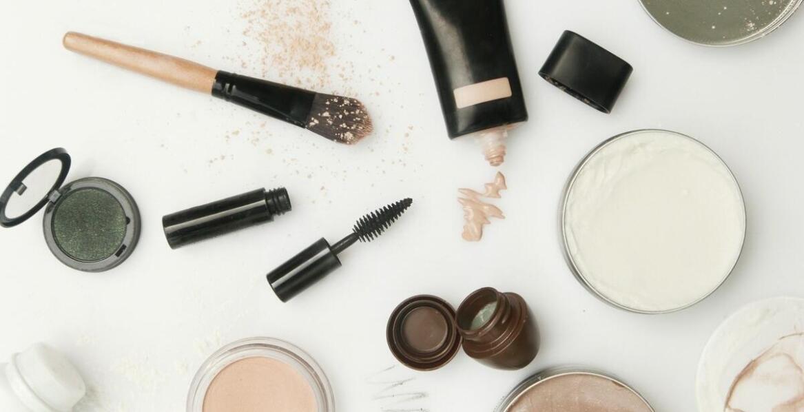 Personalizowane monogram etui: jak dodać indywidualny akcent do swoich kosmetyczek?