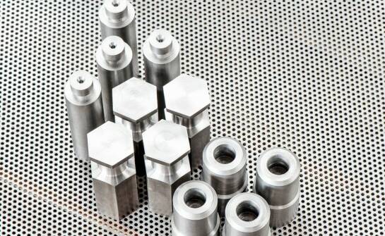 Jakie są możliwości personalizacji stalowych dennic pod kątem wymiarów i kształtów?