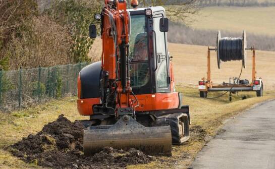 Jak innowacyjne technologie zwiększają bezpieczeństwo przy instalacji światłowodów?