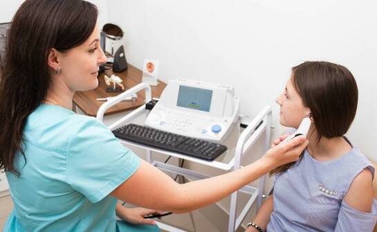 Jak protetyk słuchu wspiera pacjentów w diagnozowaniu problemów ze słuchem?