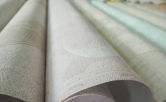 Różnorodność materiałów w produkcji zewnętrznych rolet – co oferuje rynek?